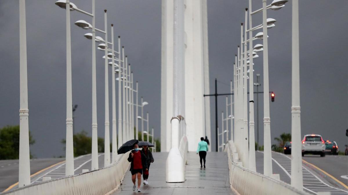 Peatones caminan sobre el puente de l&#039;Assut de l&#039;Or en València.