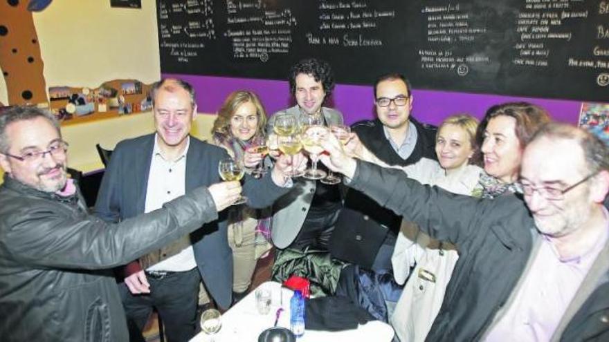 Salustiano Mato y sus siete vicerrectores celebran los resultados en una cafetería del campus. // José Lores