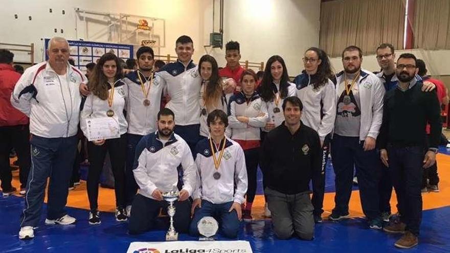 Selección gallega de lucha que participó en el Nacional Sub 23.