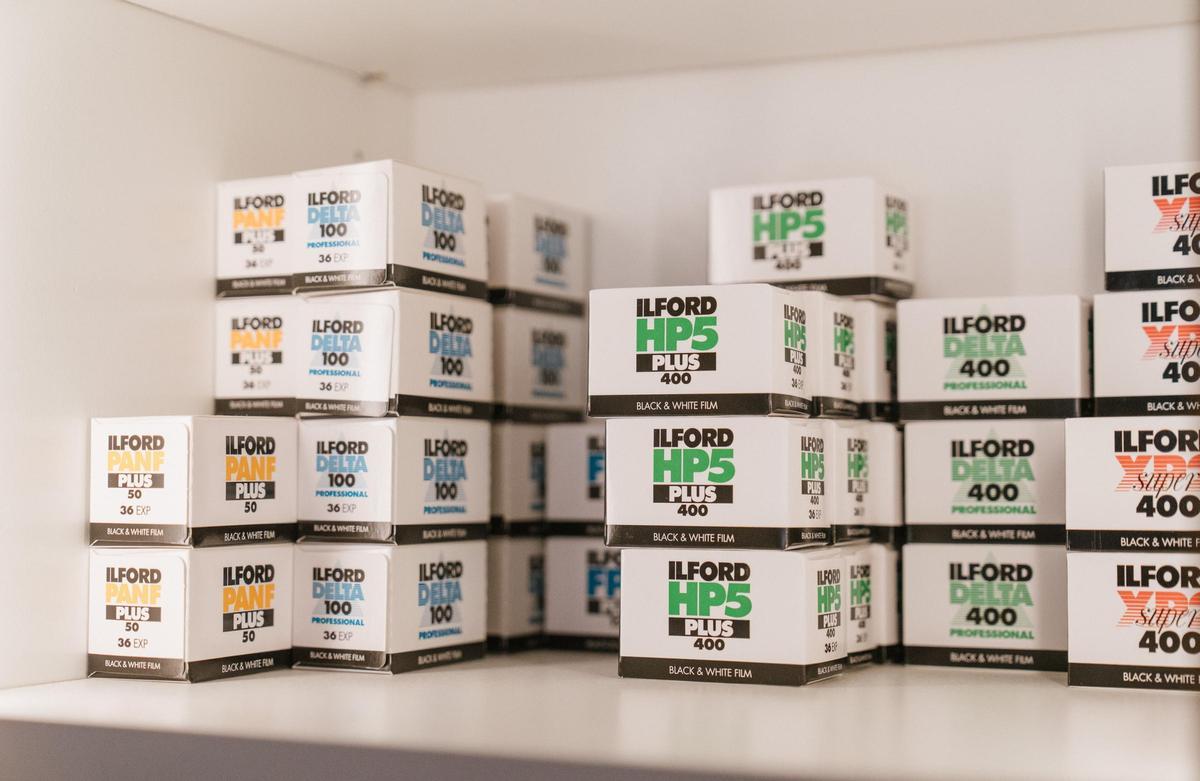 Entrevista a Marta Huguet, de la tienda La Peliculera, en el barrio de Salesas de Madrid. Carretes a la venta en el establecimiento.