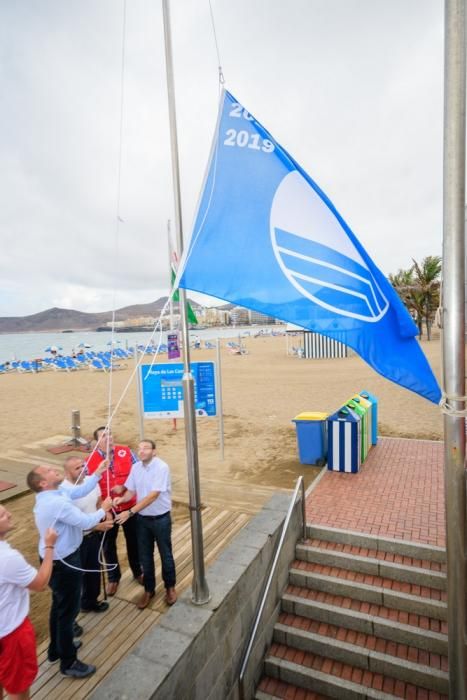 La Bandera Azul ondea ya en la playa de Las Canteras