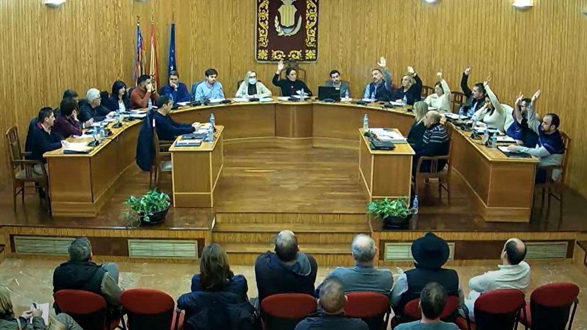 Momento de la votación en el pleno de Moncada, ante los trabajadores municipales