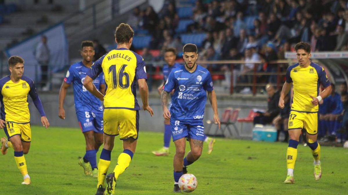 Tiago enfrentándose a Ribelles del Alcorcón en la Copa del Rey. |  // I.O.