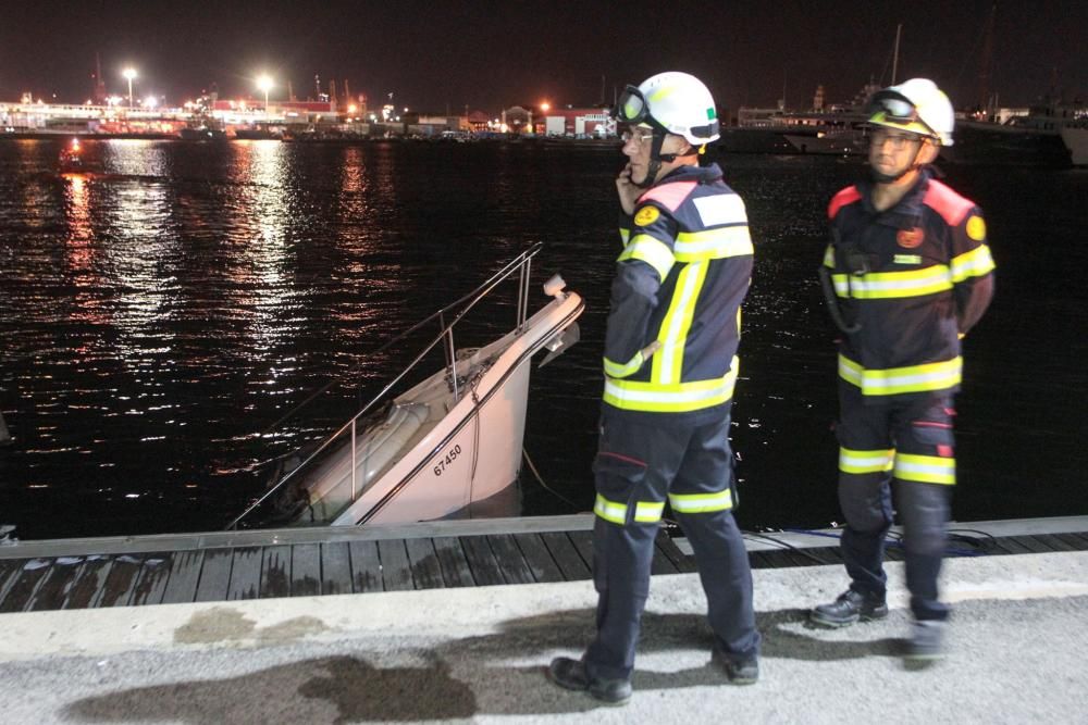 Un barco se incendia en la Marina de València