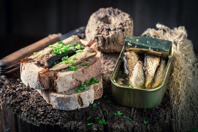 Conservas - Bodegón lata de sardinas y tosta