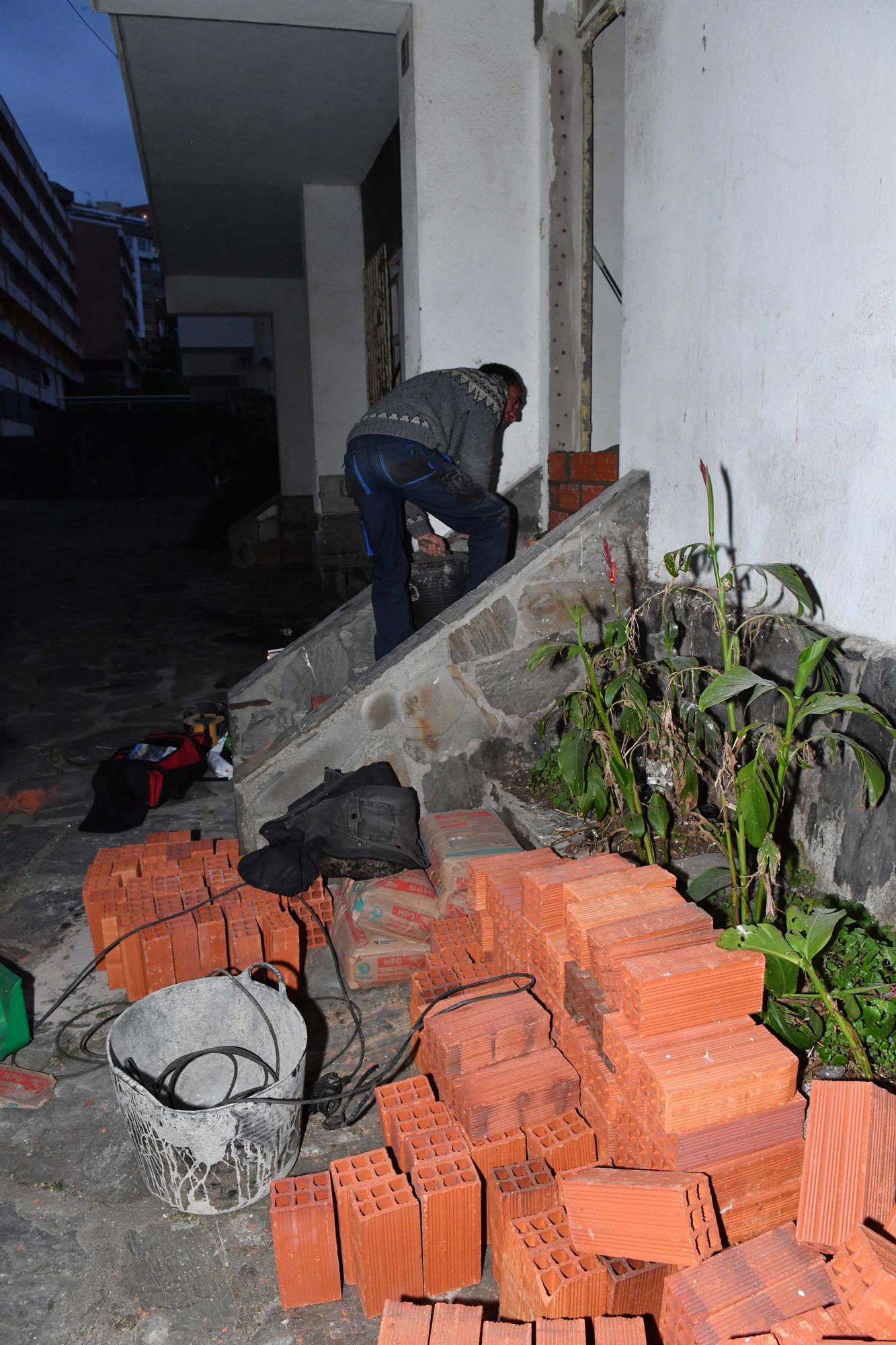 Los vecinos del Barrio de las Flores tapian por su cuenta la casa de la que desalojaron ocupas