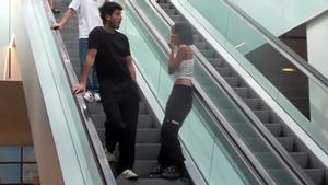 Aitana y Sebastián Yatra, de compras en Diagonal Mar (Barcelona), con percance incluido.