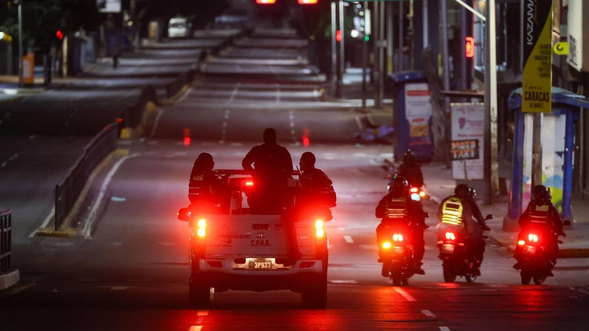Cuerpos policiales y militares custodian las inmediaciones del Palacio de Miraflores, sede del Ejecutivo venezolano.