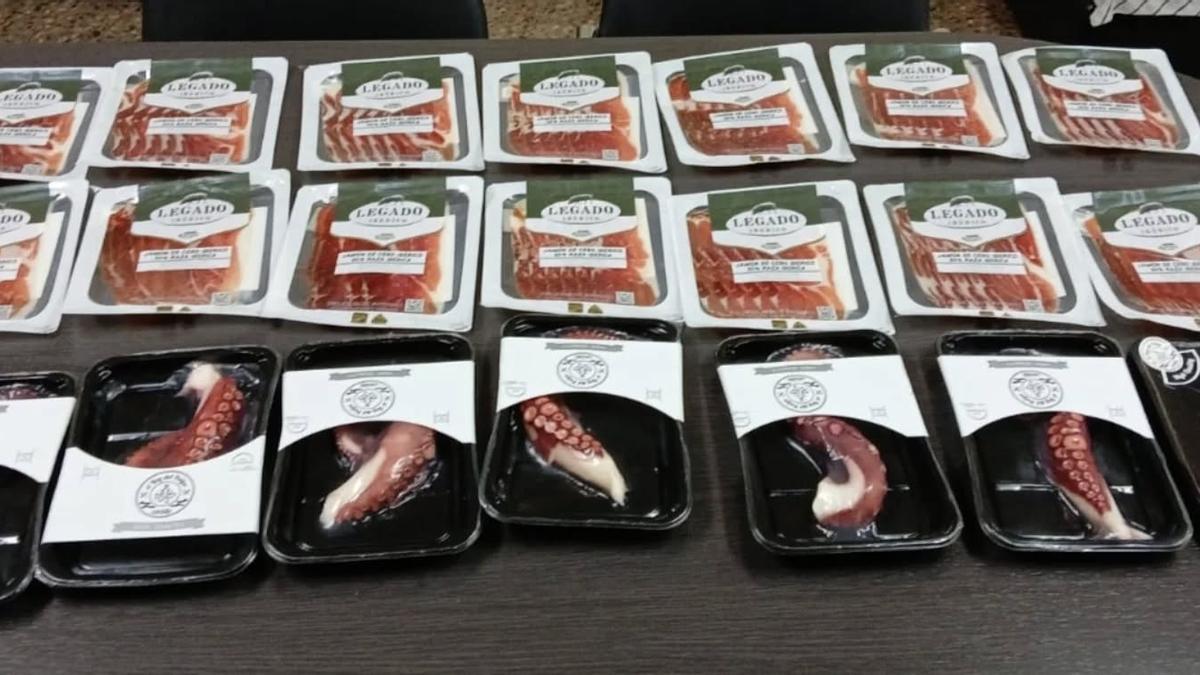 Los productos de alimentación robados en un supermercado de Vallada.
