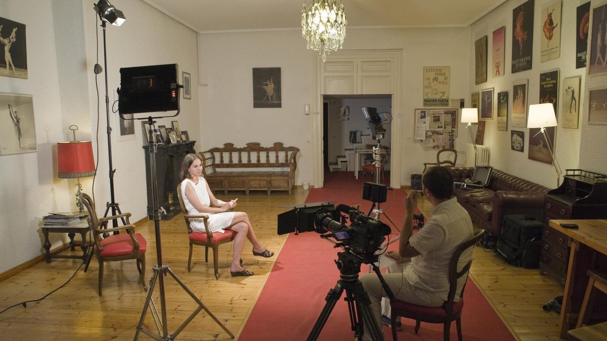 El director, Miguel Lobera, entrevistando a la bailarina Arancha Baselga para el documental.