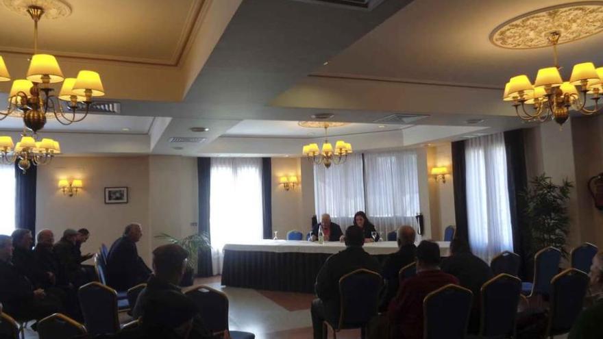 Asamblea de regantes del Canal de San José durante la reunión de ayer en el hotel María de Molina.