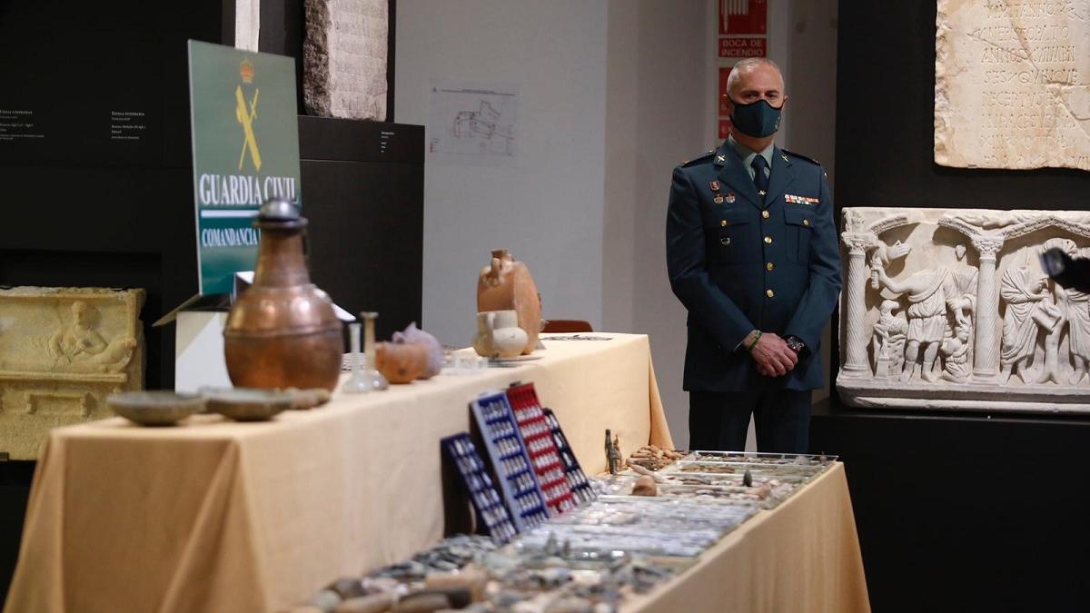Un agente de la Guardia Civil junto a parte de las 2.000 piezas arqueológicas recuperadas en dos operaciones contra el patrimonio histórico.