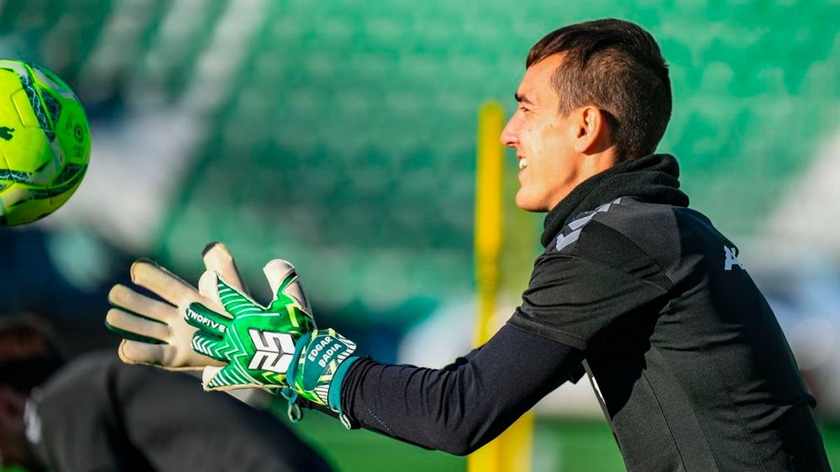 Édgar Badía durante un entrenamiento en el Martínez Valero con los guante de &quot;TwoFive Gloves&quot;