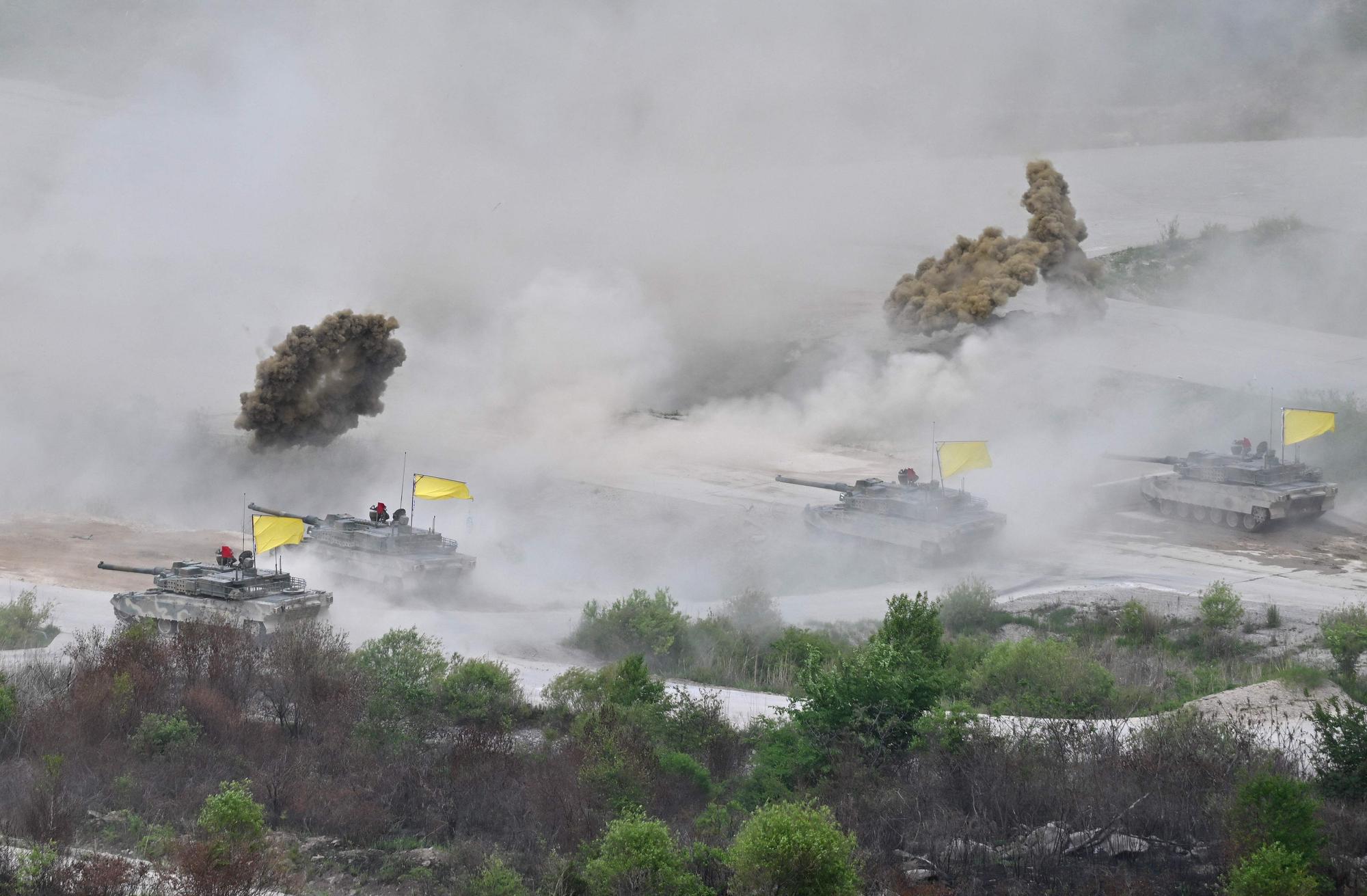 Tanques surcoreanos K-2 disparan munición real durante las maniobras militares conjuntas con EEUU, este jueves.