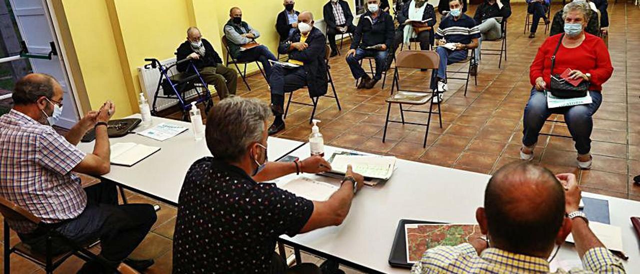 La asamblea de la zona rural, ayer. | Juan Plaza