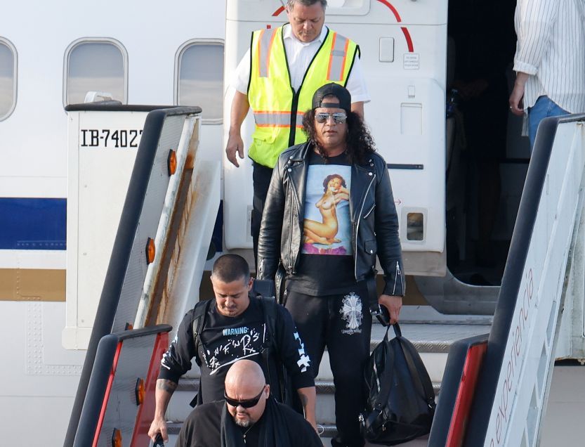 Guns N' Roses llega a Vigo y desata la locura de varios seguidores que les esperaban en Peinador