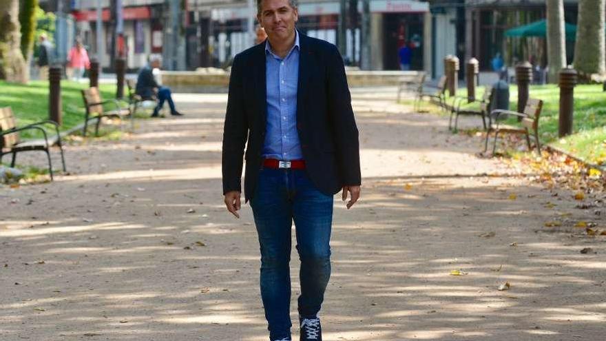 Rafael Domínguez, ayer en la Alameda, tras anunciar que quiere ser candidato a la Alcaldía.  // R. Vázquez