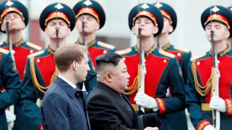 Kim Jong-un, tras su llegada en tren a la ciudad rusa de Vladivostok. // Reuters