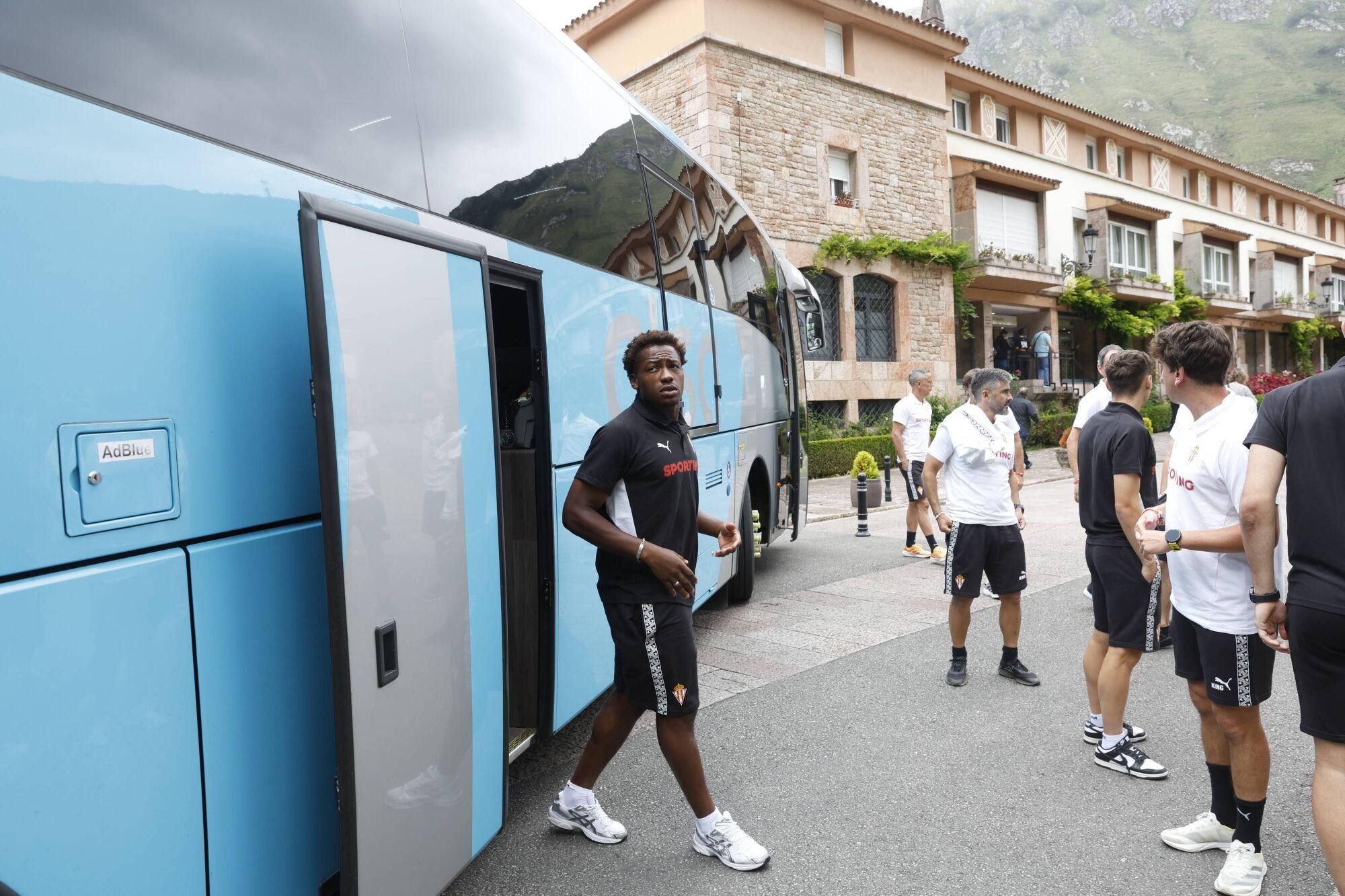 EN IMÁGENES: Visita del Sporting a La Santina en Covadonga