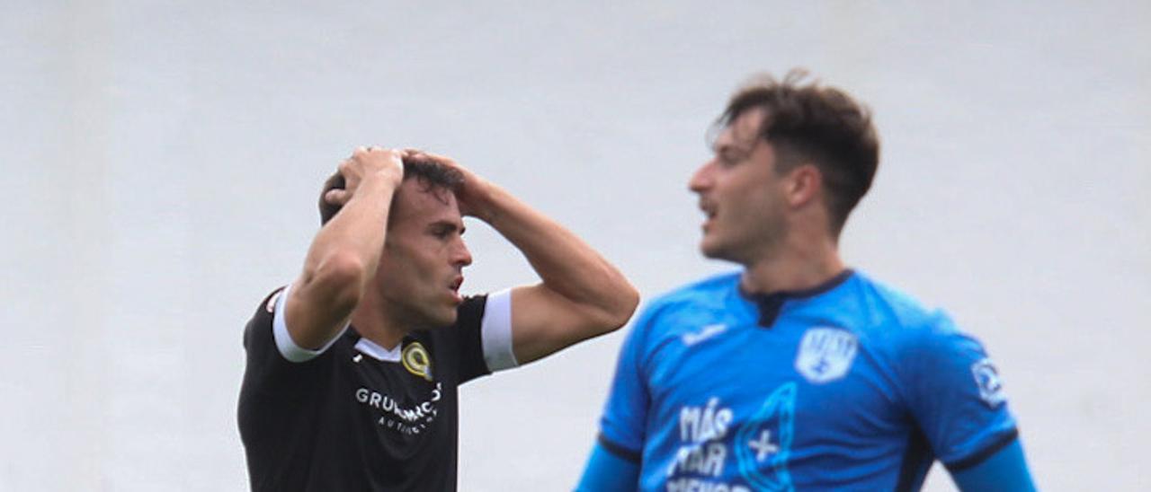 Carlos David se lleva las manos a la cabeza durante el partido del Hércules en San Javier frente al Mar Menor.