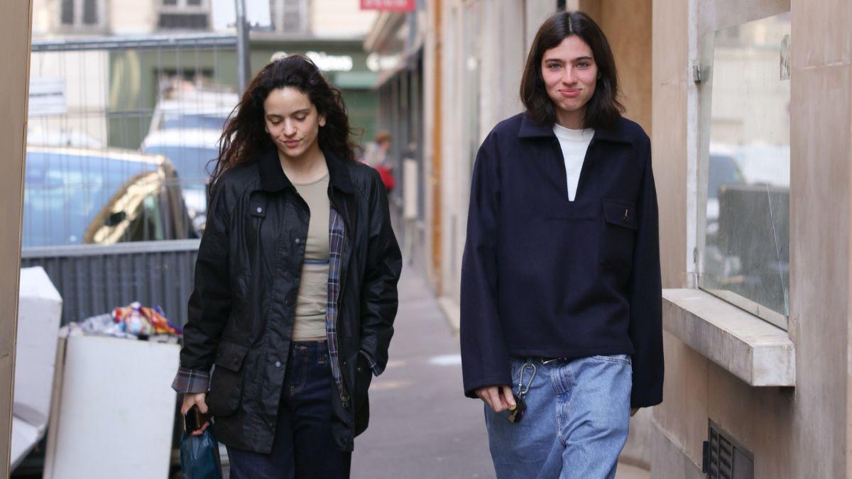 Rosalía y Loli Bahia paseando por París
