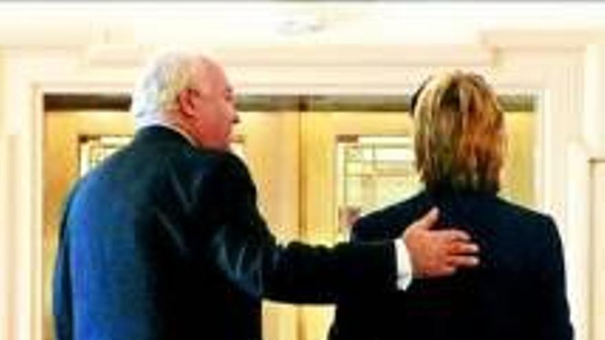 Moratinos y Clinton piden a Haidar que deje la huelga