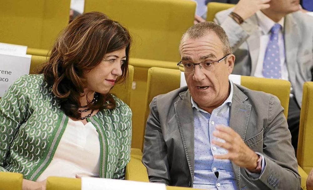 La directora general de Editorial Prensa Ibérica, Irene Lanzaku, junto al diputado de Podemos y juez en excedencia Juan Pedro Yllanes.