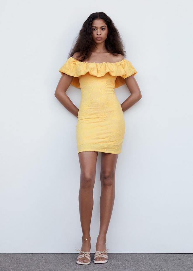 Vestido amarillo corto con textura y volante de Mango