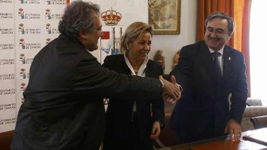 Firma del convenio de 2008 entre los munícipes de Roales y Zamora.