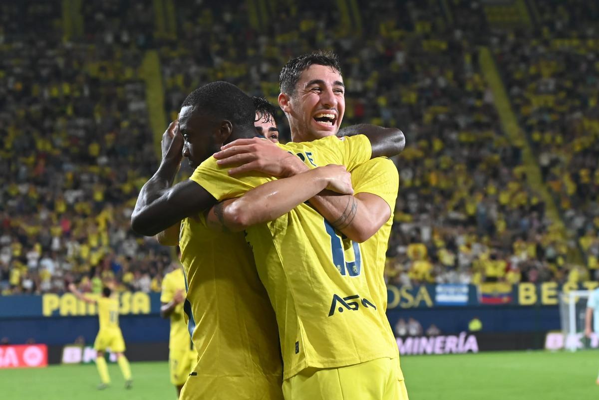 Los jugadores del Villarreal celebran el 2-0 de Moleiro