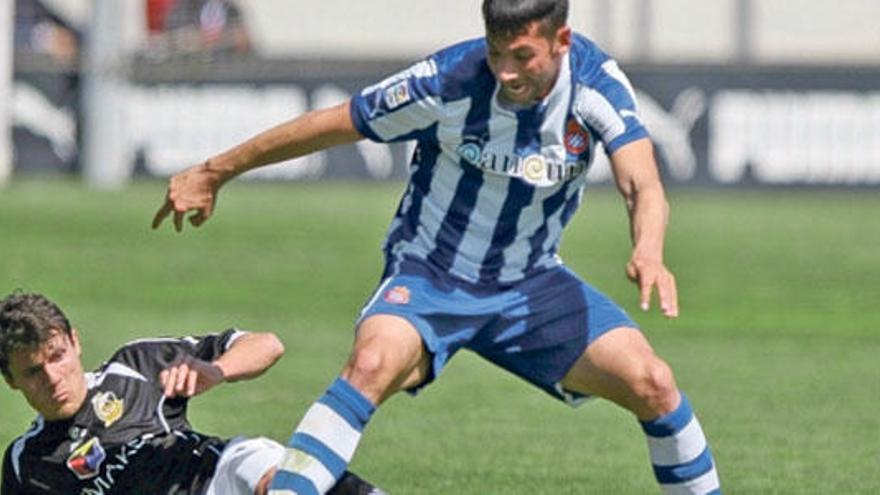 Fullana pela un balón desde el suelo con jugador del Espanyol B.