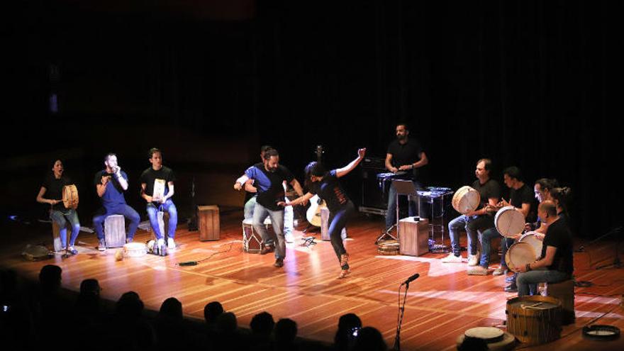 Un momento de la interpretación del grupo Pieles, que cerró el acto de ayer en CajaCanarias.