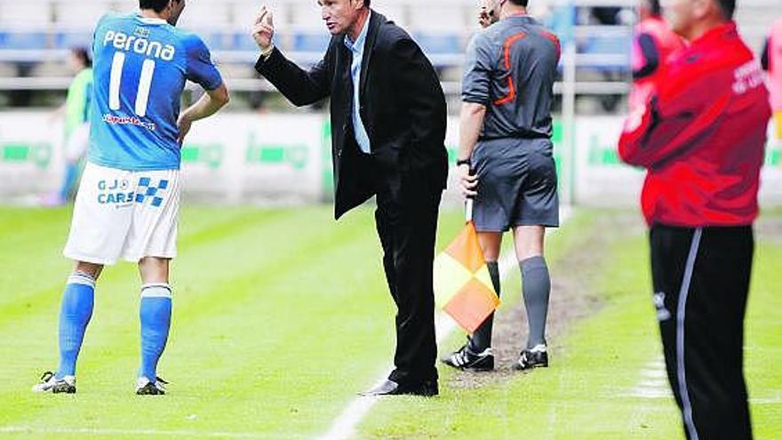 Pichi Lucas da instrucciones a Perona, con el técnico del Universidad, José Juan Almeida, a la derecha.