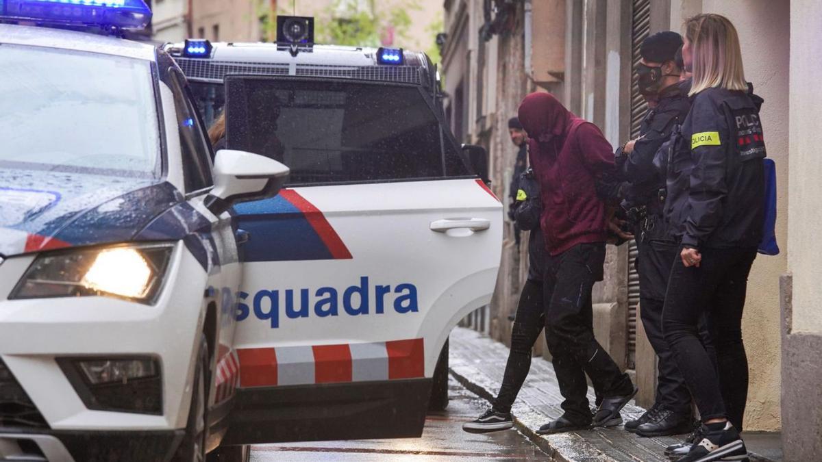 Agents dels Mossos s’emporten el detingut després de l’escorcoll de casa seva. | MARC VILA