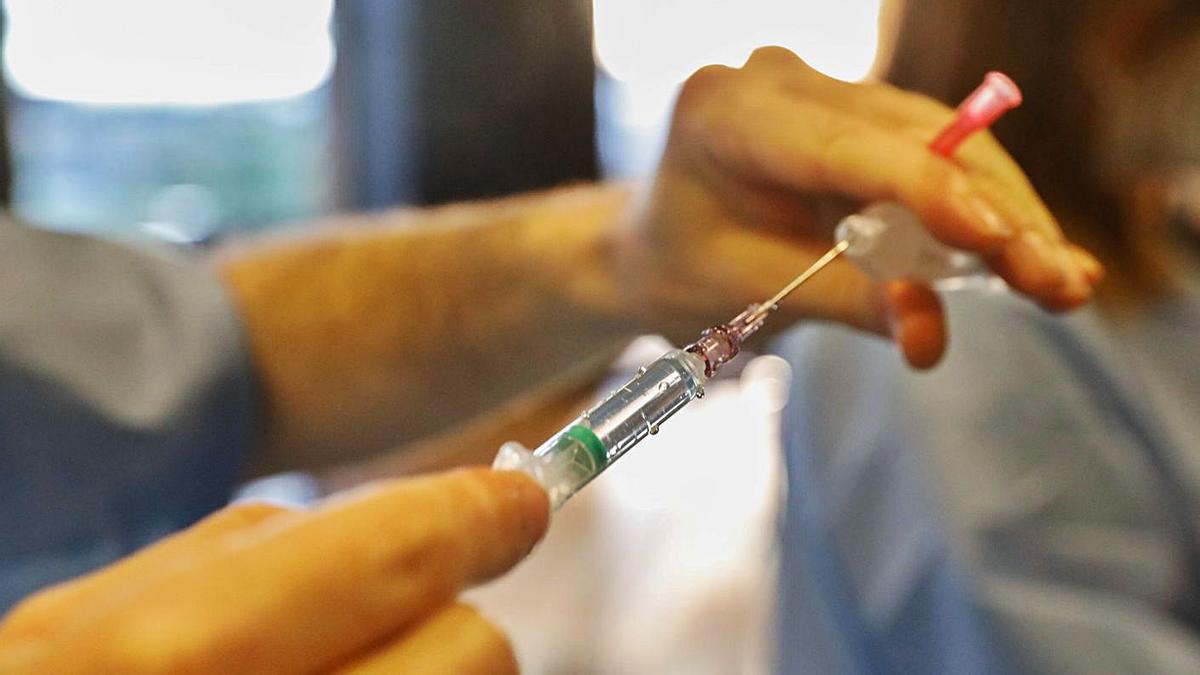 Un sanitario prepara una vacuna para su administración. |   // MARA VILLAMUZA