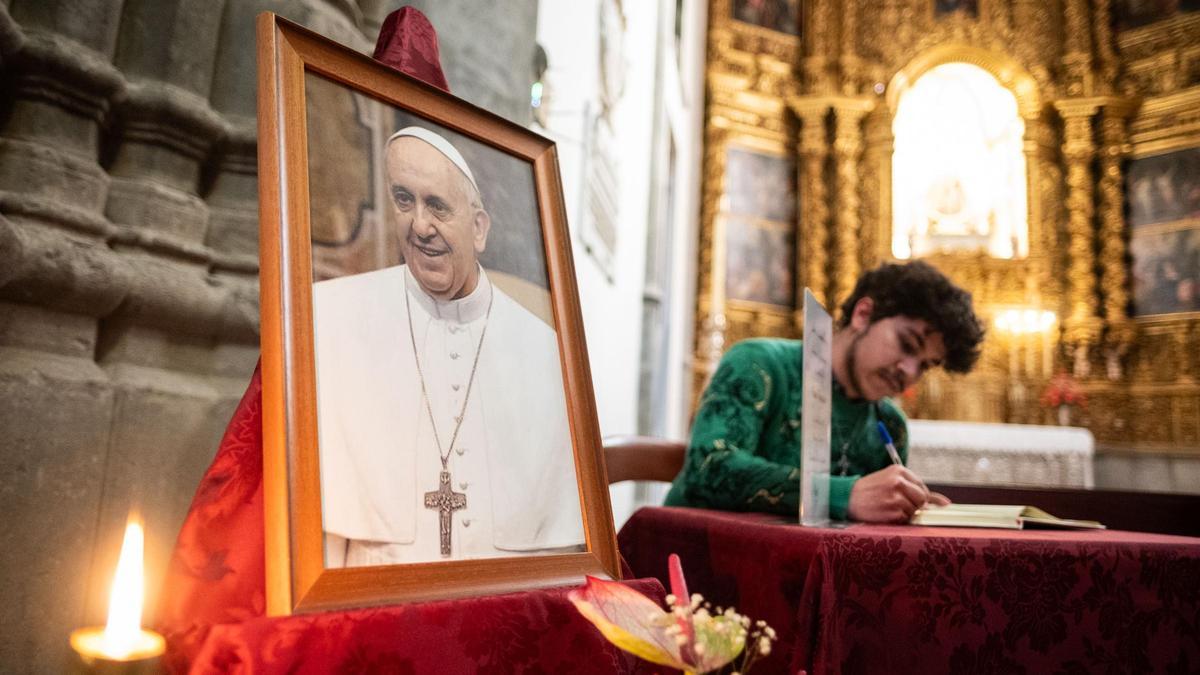 Vigilia en la Catedral de La Laguna por el Papa