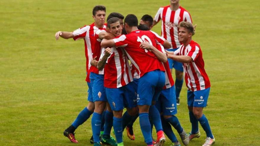 Los jugadores del Sporting B celebran el gol de Isma Cerro ante el filial del Almería.