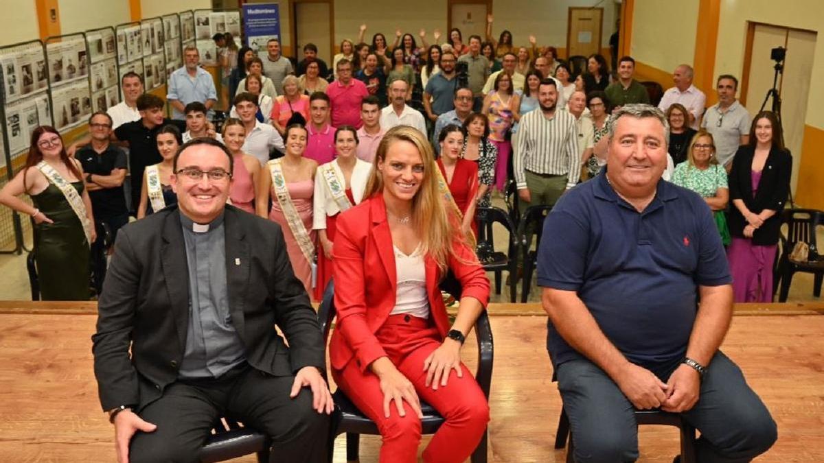 Jennifer Pareja, entre el párroco local y el alcalde, atrajo a un centenar de vecinos a su charla en la Casa de la Cultura de Figueroles.