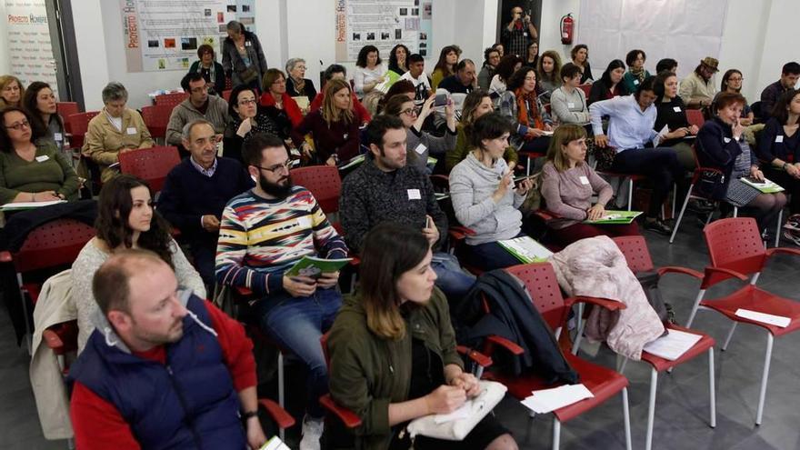 Asistentes al encuentro formativo de voluntarios, ayer, en Gijón.