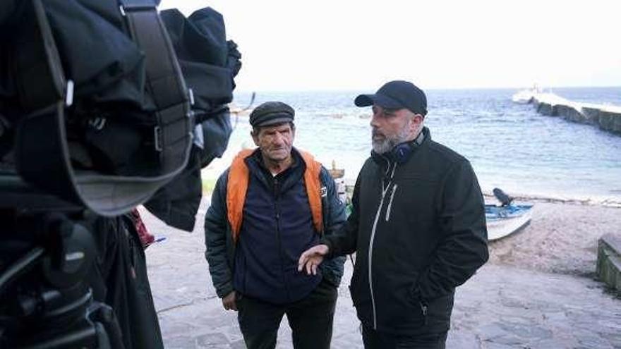 El director conversa junto al conocido isleño Cesáreo Pérez para preparar una escena en la que intervendrá el vecino.