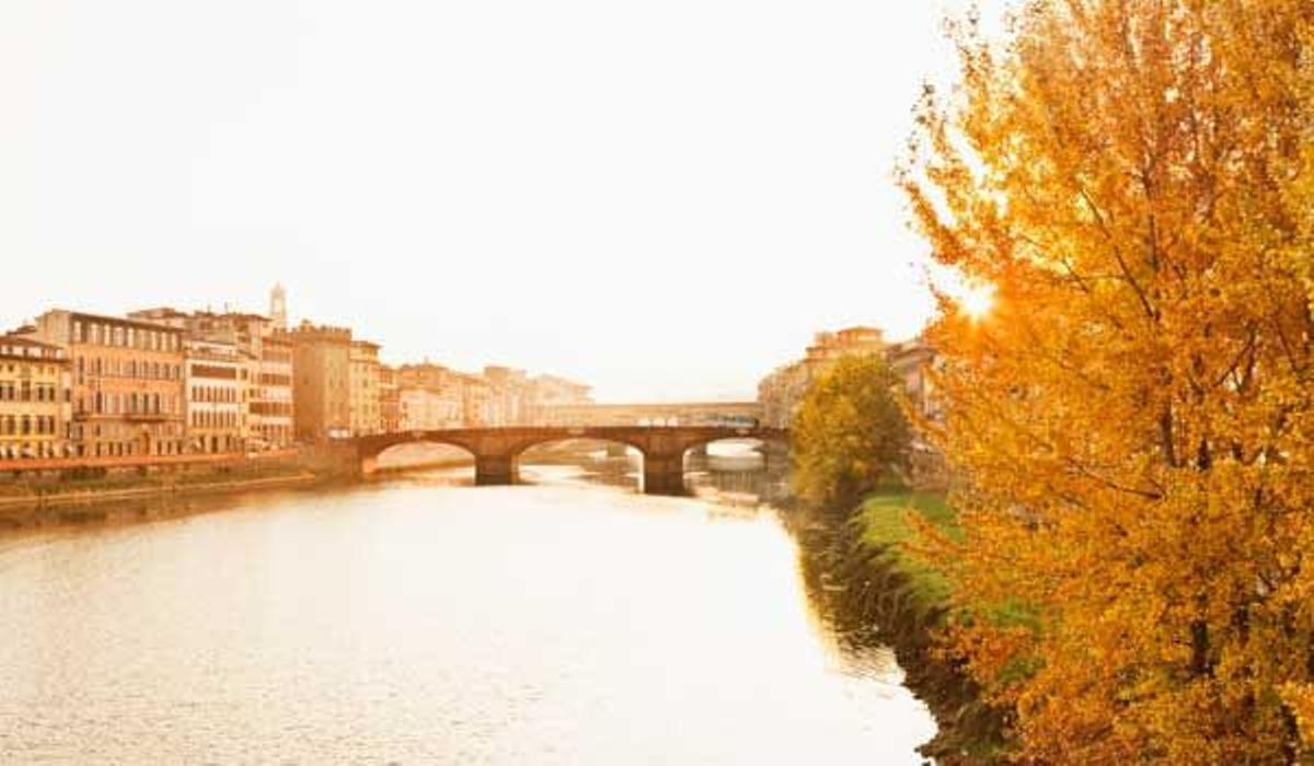 Puente de Santa Trinita sobre el río Arno a su paso por Florencia.