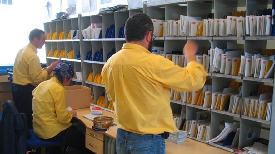 Las carencias del servicio de Correos dejan patente la necesidad de más personal ante el incremento de usuarios.