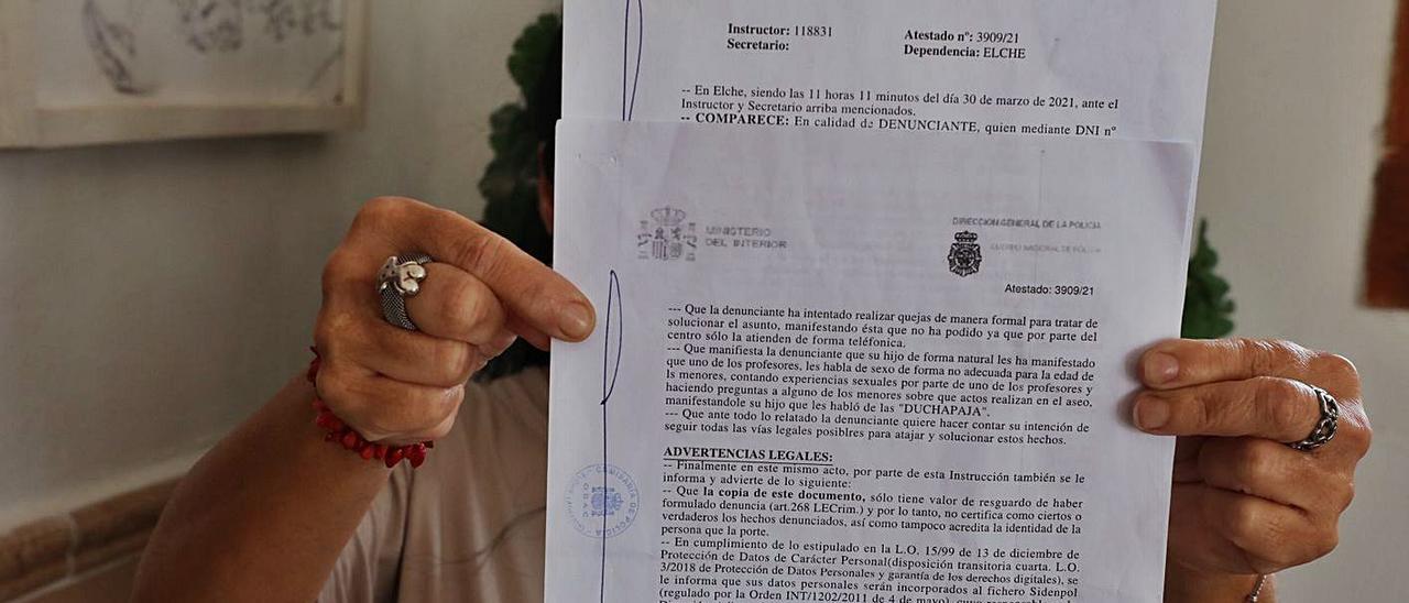 La madre del menor muestra la denuncia que ha presentado ante la Fiscalía de Menores.