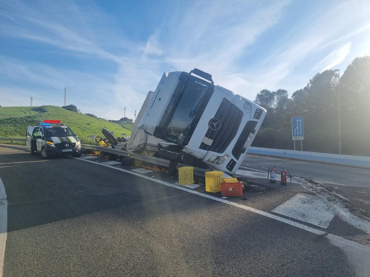 El camión volcado en la salida de Las Quemadas.