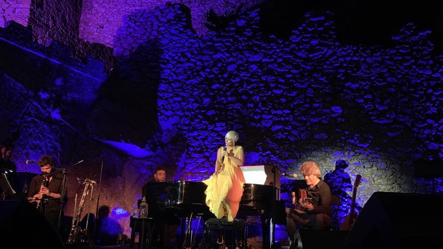 Pasión Vega en un concierto en el castillo de Montánchez en 2019.