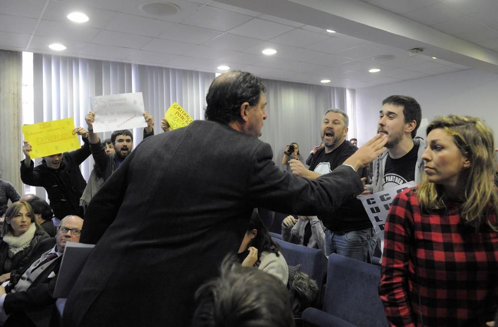 Estudiantes y miembros de la PAH revientan un acto en la Universidad