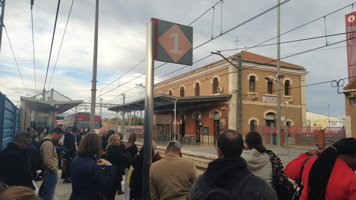 Pasajeros detenidos en Alzira tras un transbordo.