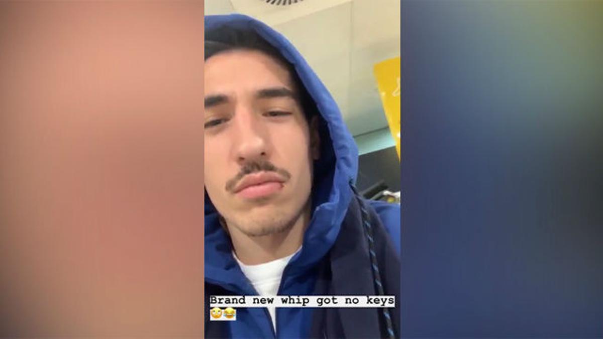 Bellerín se muestra en silla de ruedas en el aeropuerto