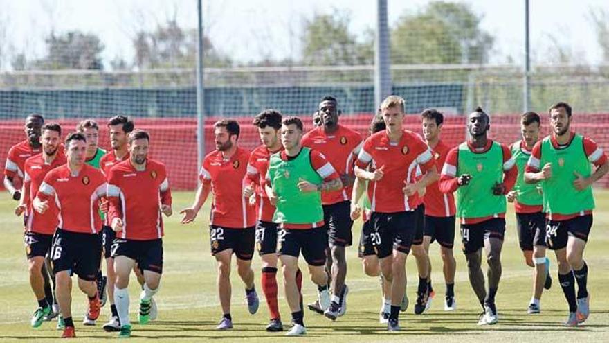 La plantilla del Mallorca se ejercita durante la sesión del jueves en Son Bibiloni.