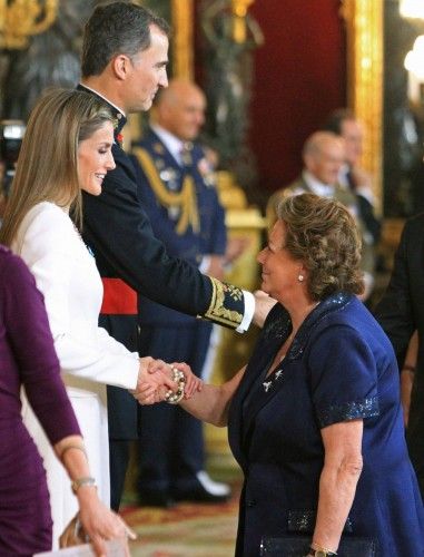 Los nuevos Reyes han saludado a diversas personalidades de España en el Palacio Real